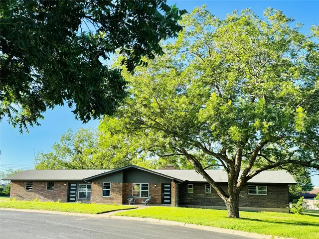 200 Corder Ln
