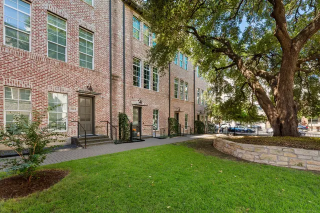1301 Town Creek Dr #2
