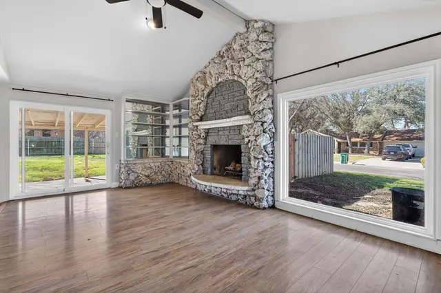 220 W Mockingbird Ln
