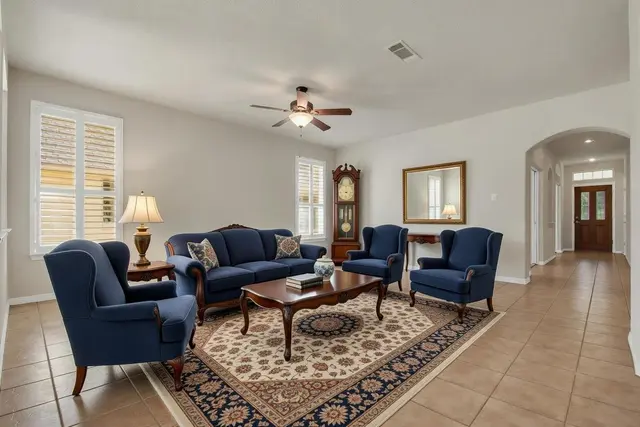 102 Lavaca Ln