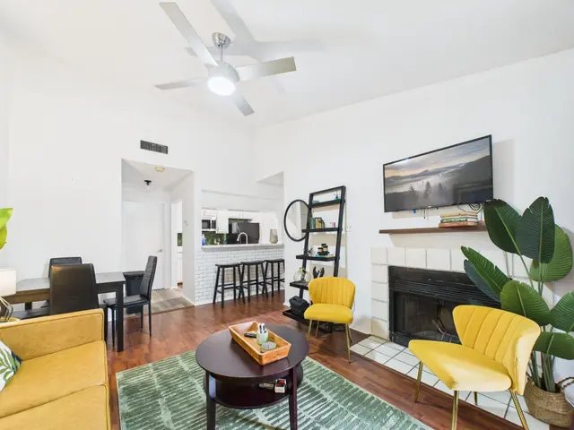 806 W 24th St #300