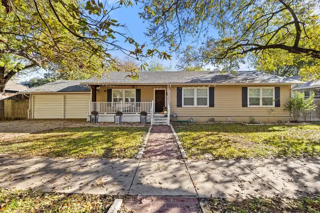 1221 S Austin Ave