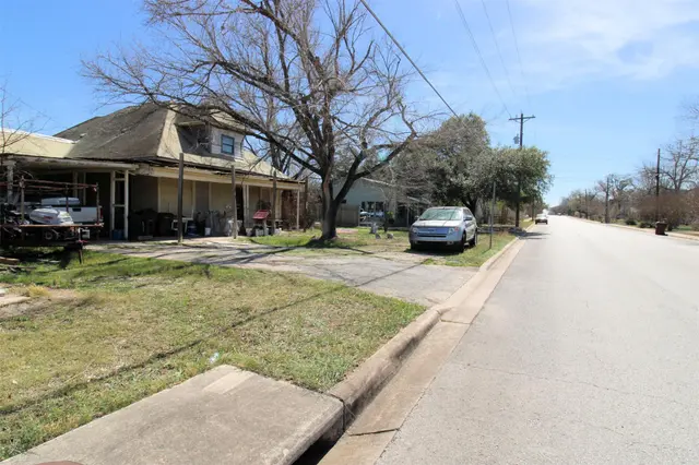 402 Trinity St