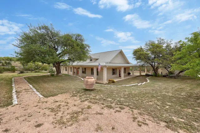 301 Hall Ln