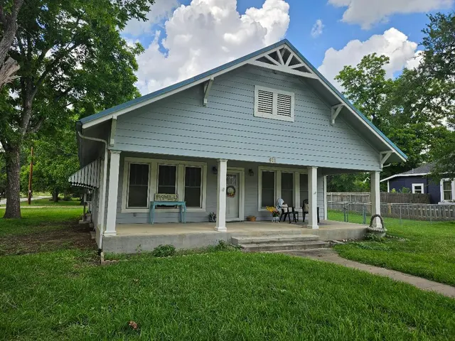 611 N Main St