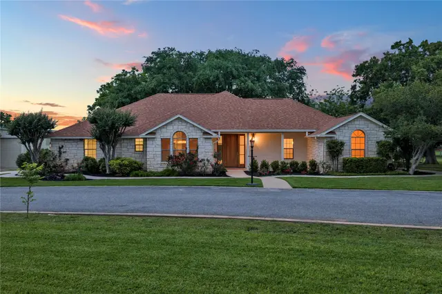 406 Ancient Oaks Dr
