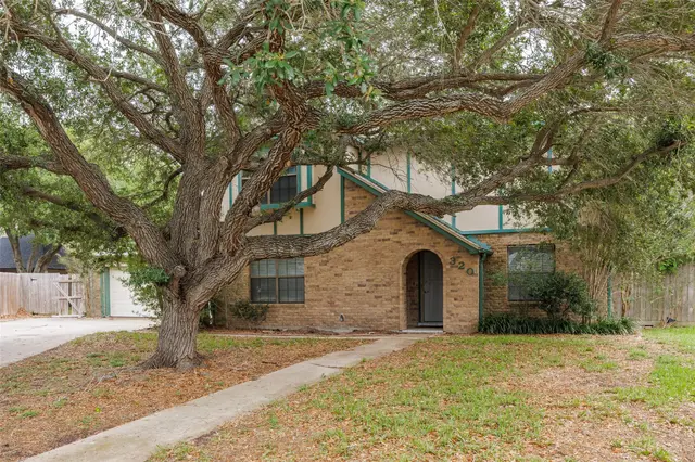 320 Long Pointe Dr