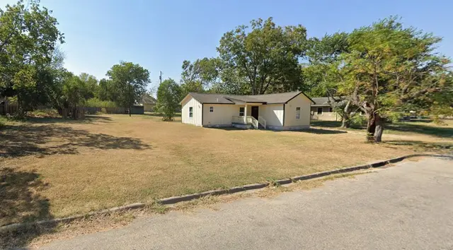 904 E Austin St