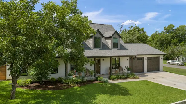 300 E Bluebonnet Ln